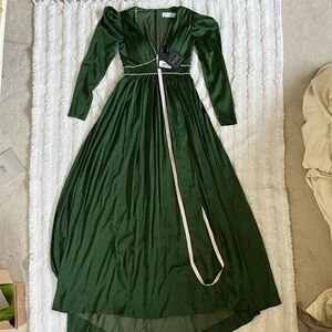 NWT Mac Duggal Ieena Satin Embellished Gown Emerald Green long sleeve size 0